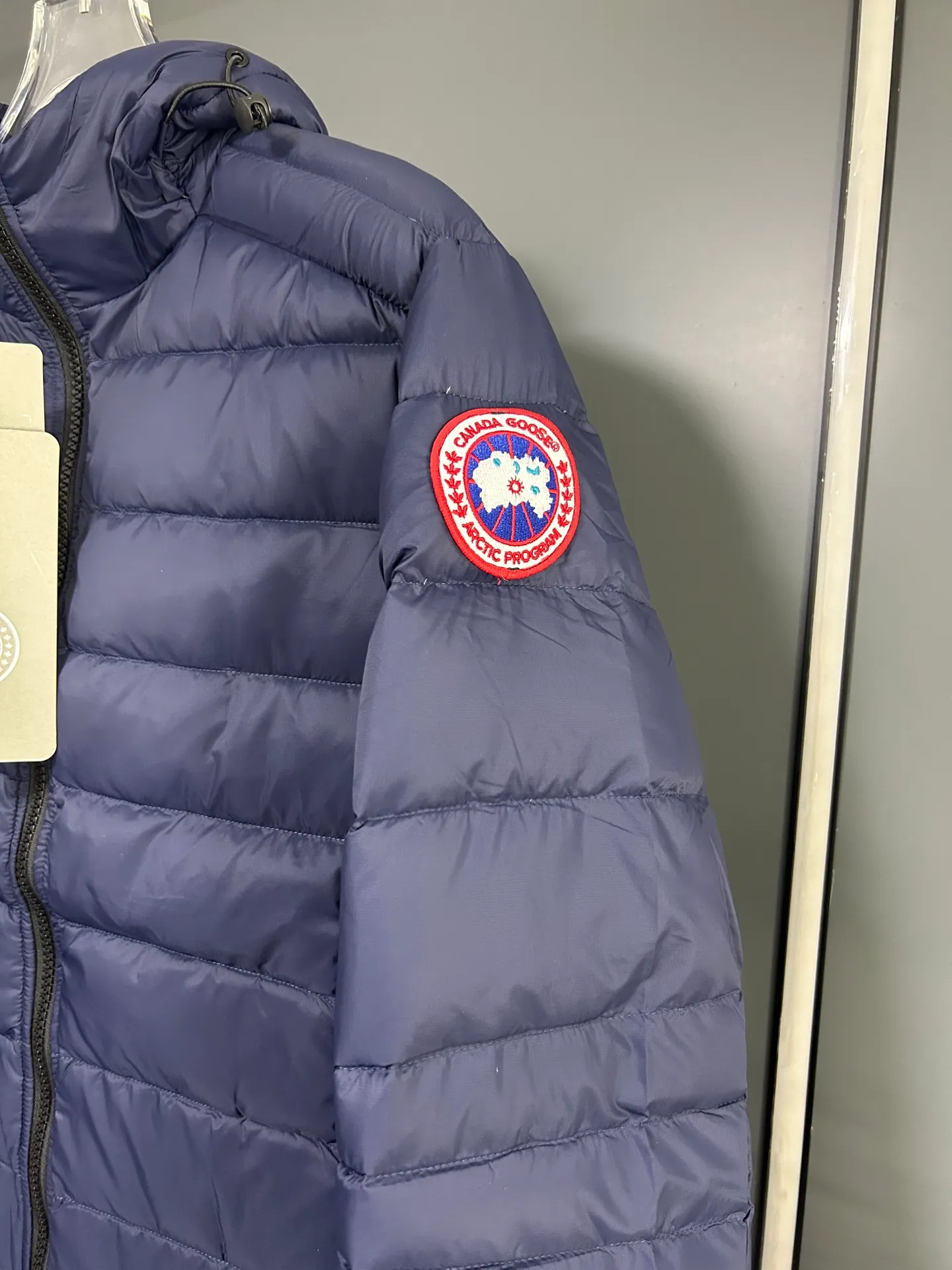 P660 CANADA GOOSE Canada Goose Crofton solid color hooded zipper outdoor warm rib down jacket 90 down filling 750 fill power Tajima embroidery white duck down short lightweight hooded down jacket jacket small zipper pocket on the chest side for storing things The Thorium AR hooded model is versatile, durable and warm. It can be used as a mid-layer in winter and winter, or worn alone. It can also be easily worn with hard-shell clothing in cold environments.     The fabric has been improved with AratoTM30 nylon fabric with fine texture, which is super warm and very wear-resistant. It is also treated with DWR, which can effectively prevent water and moisture.     DownCompositeMapping zone filling technology can reasonably allocate down insulation and synthetic insulation areas. The simple design of StormHoodM is made of synthetic insulation materials. Zippered hand pockets, inner zipper pockets. Combination of technology and technology. Lightweight and warm. Three-dimensional tailoring. Hooded design. Complete three-label accessories. What you see is what you get. Same style for men and women. Color: Navy Blue Size: M-3XL